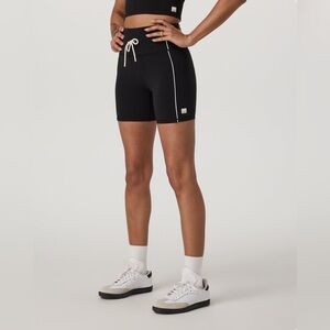 NWT Vuori Daily Piped Short 5"